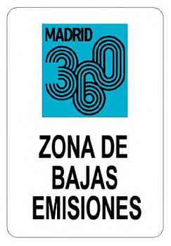 Señal blanca con el logotipo de Madrid 360 y el texto «Zona de Bajas Emisiones».